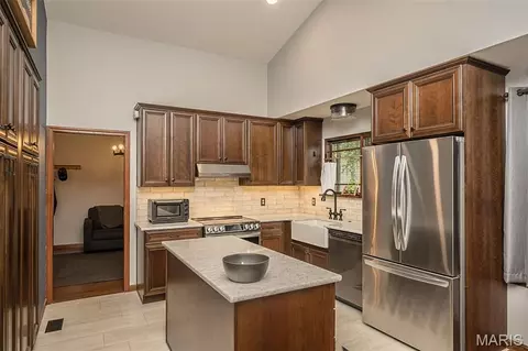 Kitchen - 828 Westbrooke Meadows Ct, Ballwin, MO 63021 photo 2 of 4
