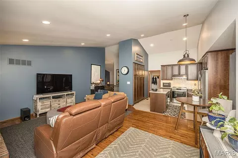 Living - 828 Westbrooke Meadows Ct, Ballwin, MO 63021 photo 3 of 4