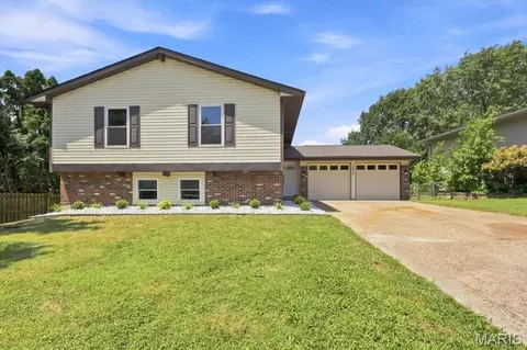 12235 Spring Shadow Ct, Maryland Heights, MO 63043
