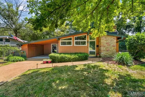 724 Fieldcrest Dr, Saint Louis, MO 63126