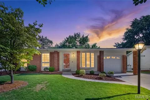 2229 La Cuesta Dr, Florissant, MO 63031