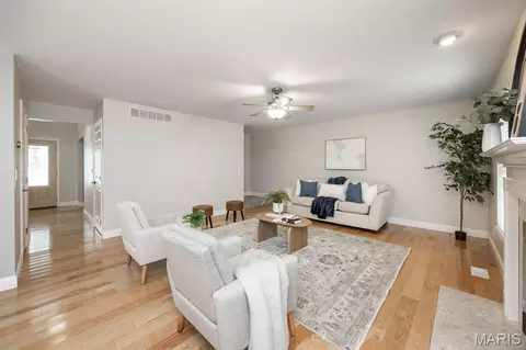 Living - 707 Wheatfield Rd, O'fallon, IL 62269 photo 2 of 6