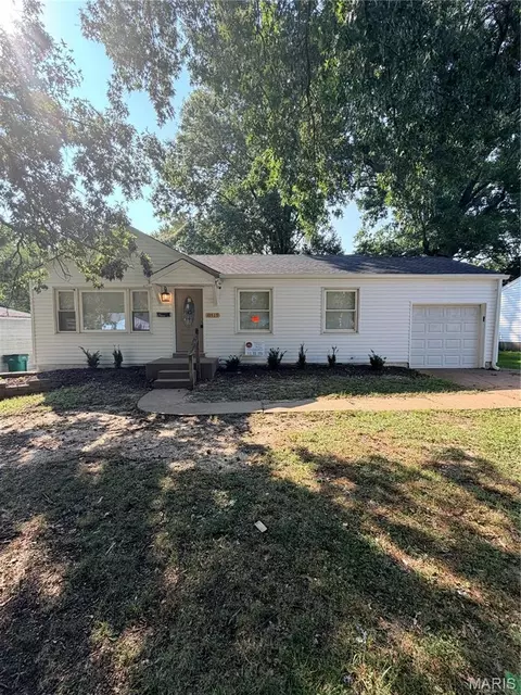 10519 Repose Dr, Saint Louis, MO 63137