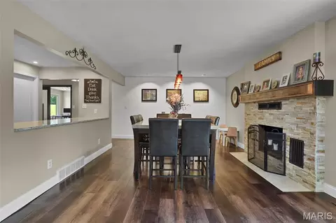 Dining - 1863 Highway 100, Pacific, MO 63069 photo 2 of 3