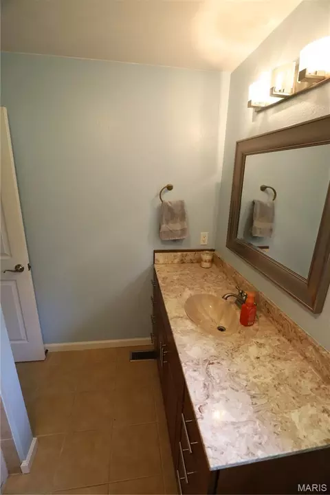 Bath - 11697 John Emling Rd, Bismarck, MO 63624 photo 2 of 4