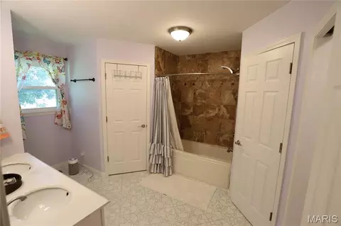 Bath - 11697 John Emling Rd, Bismarck, MO 63624 photo 3 of 4