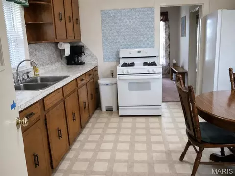 Kitchen - 504 Sarff Ave, Gideon, MO 63848 photo 2 of 2