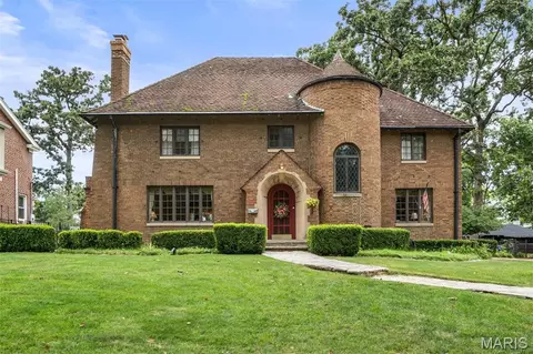 7061 Forsyth Blvd, Saint Louis, MO 63105