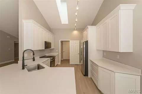 Kitchen - 537 Boulder River Dr, O'fallon, MO 63368 photo 2 of 5