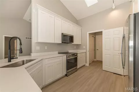 Kitchen - 537 Boulder River Dr, O'fallon, MO 63368 photo 3 of 5