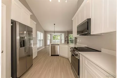 Kitchen - 537 Boulder River Dr, O'fallon, MO 63368 photo 4 of 5