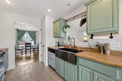 Kitchen - 120 Kale Ct, Saint Robert, MO 65584 photo 4 of 6