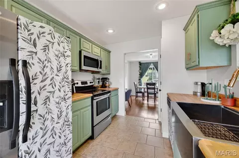 Kitchen - 120 Kale Ct, Saint Robert, MO 65584 photo 3 of 6