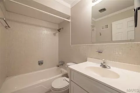 Bath - 1439 Twin Oaks Dr, Arnold, MO 63010 photo 2 of 3