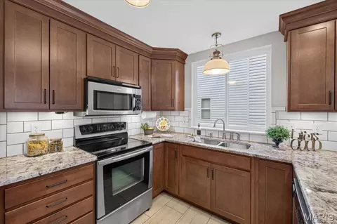 Kitchen - 259 Cheval Square Dr, Chesterfield, MO 63005 photo 3 of 4
