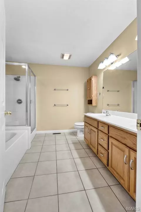 Bath - 815 Pecan Ln, Jackson, MO 63755 photo 2 of 4