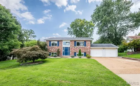 9 Lori Cir, Maryland Heights, MO 63043