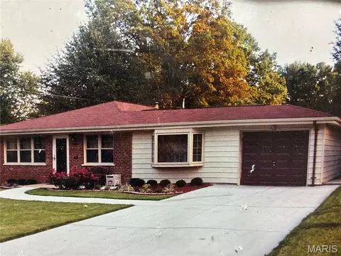 1146 Siebe Dr, Saint Louis, MO 63137
