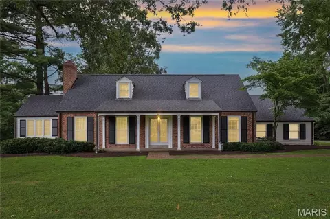 201 Graybridge Rd, Ladue, MO 63124