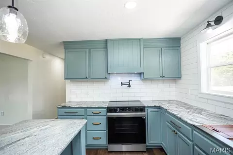 Kitchen - 804 E Main St, Richland, MO 65556 photo 6 of 7