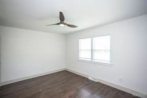 Bedroom - 804 E Main St, Richland, MO 65556 photo 4 of 7
