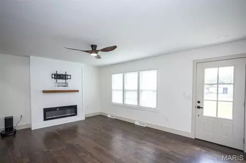 Living - 804 E Main St, Richland, MO 65556 photo 2 of 5