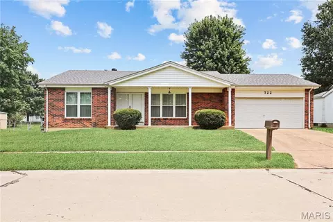 722 Watersedge Dr, Florissant, MO 63034