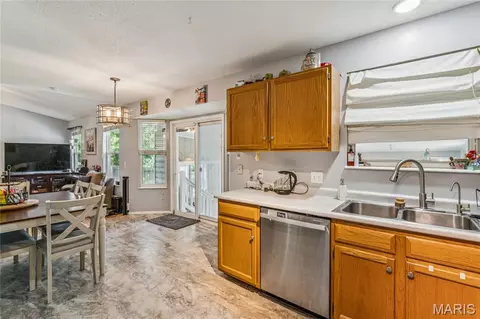Kitchen - 871 Molloy Dr, O'fallon, MO 63366 photo 2 of 3