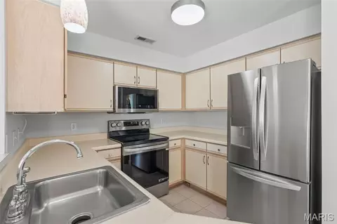 Kitchen - 1323 Holgate Dr #B, Ballwin, MO 63021 photo 4 of 4