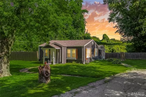 1043 Farmview Dr, Saint Louis, MO 63138