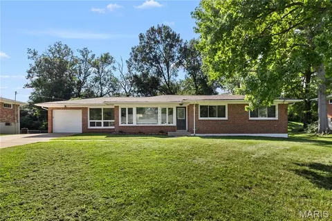 1133 Olivaire Ln, Olivette, MO 63132