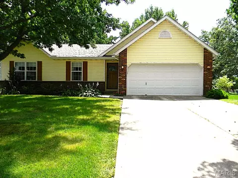 2313 Holiday Ln, Maryville, IL 62062