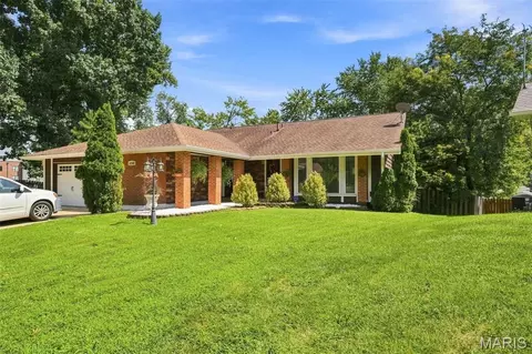 12160 Oakwilde Ct, Maryland Heights, MO 63043