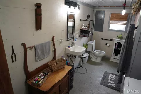 Bath - 13226 Cr 437, Mountain View, MO 65548 photo 1 of 1