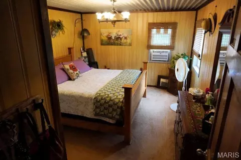 Bedroom - 13226 Cr 437, Mountain View, MO 65548 photo 2 of 3