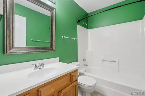 Bath - 816 Ginger Wood Ct, Ballwin, MO 63021 photo 3 of 3