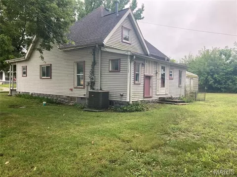 Exterior - 445 E Sedgwick St, Brookfield, MO 64628 photo 3 of 6