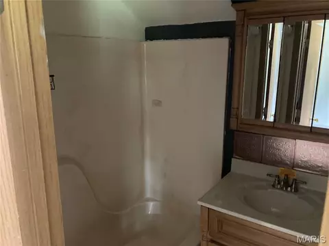 Bath - 445 E Sedgwick St, Brookfield, MO 64628 photo 2 of 6