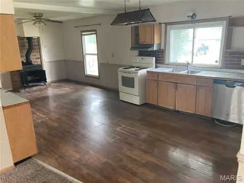 Living - 445 E Sedgwick St, Brookfield, MO 64628 photo 5 of 6