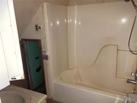 Bath - 445 E Sedgwick St, Brookfield, MO 64628 photo 4 of 6
