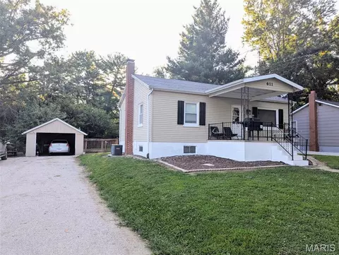 611 Clarence St, Greenville, IL 62246