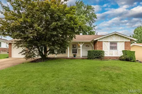 2105 Barcelona Dr, Florissant, MO 63033