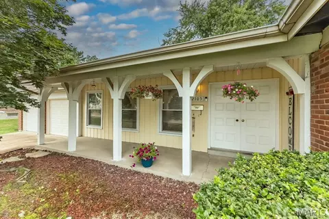 2105 Barcelona Dr, Florissant, MO 63033
