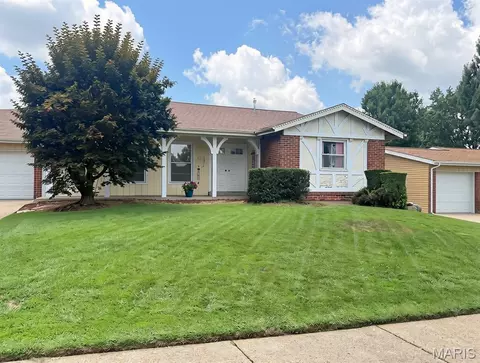 2105 Barcelona Dr, Florissant, MO 63033