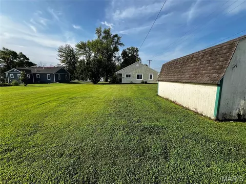 Exterior - 802 Summit St, Butler, MO 64730 photo 5 of 6