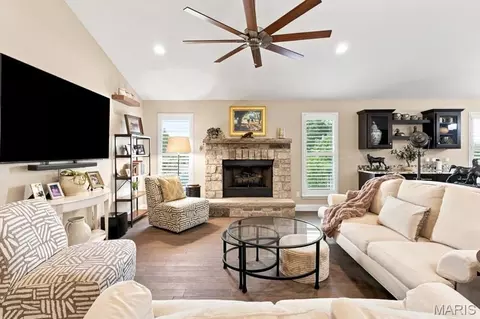 Living - 71 Grace Rose Ct, Eureka, MO 63025 photo 2 of 4