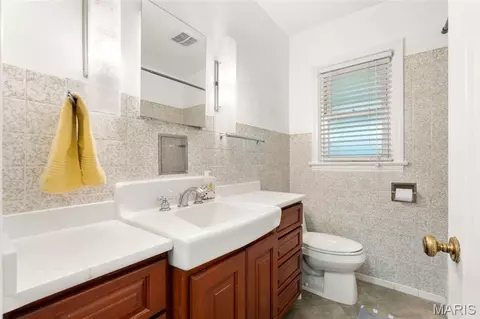 Bath - 1420 E 8th, Washington, MO 63090 photo 1 of 3
