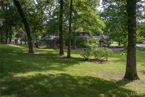 103 Frontenac Frst, Frontenac, MO 63131 photo 2