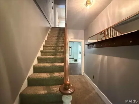 Entry Way - 909 Bluff St, Hannibal, MO 63401 photo 1 of 8
