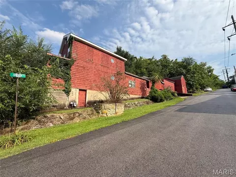 Exterior - 909 Bluff St, Hannibal, MO 63401 photo 6 of 6